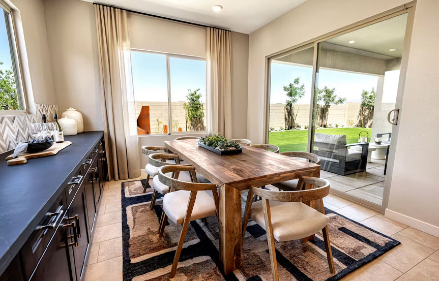 686 W Treasure Trl Dining